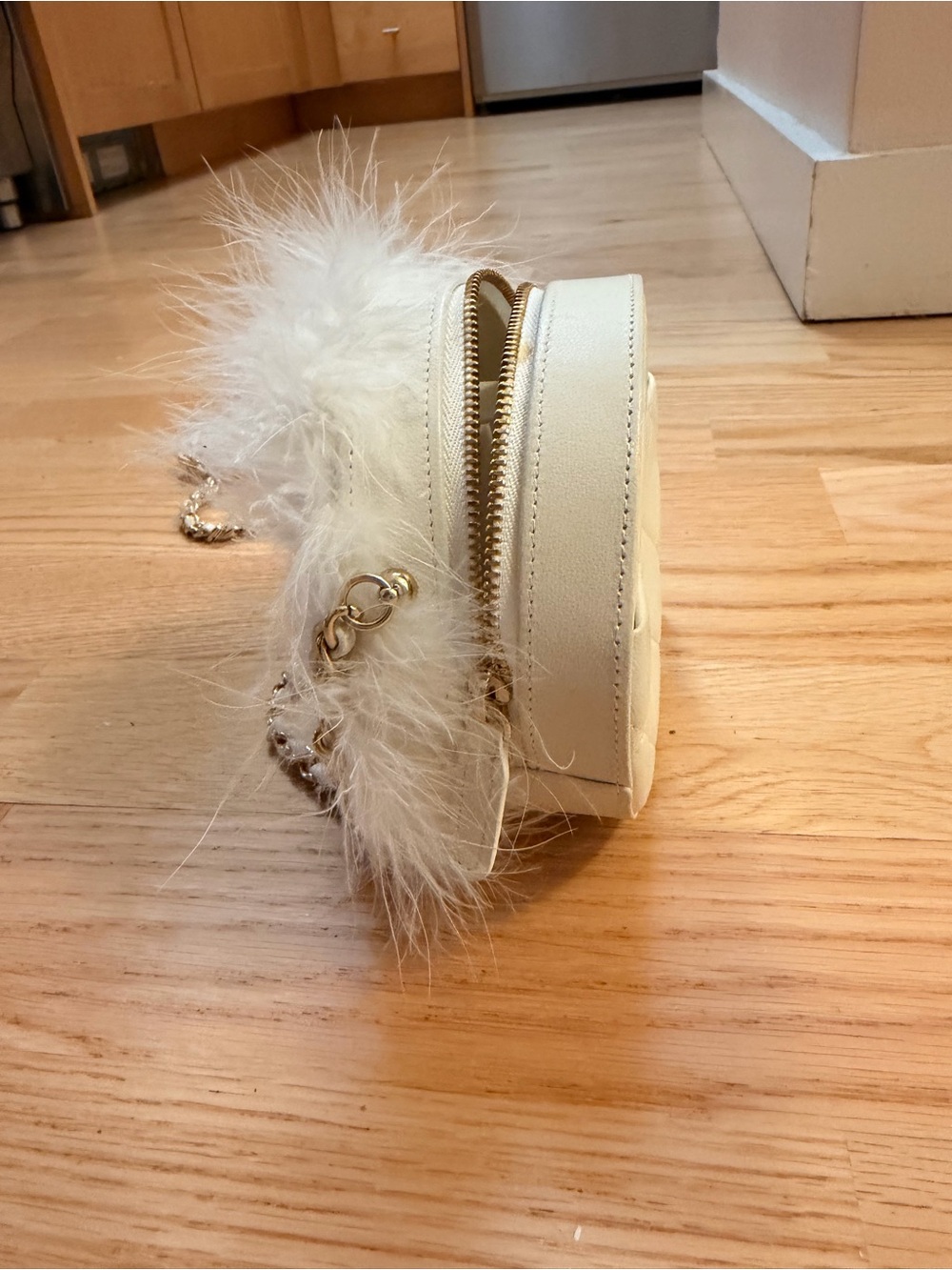 White fluffy feather Chanel round crossbody purse - Picture 7 of 8